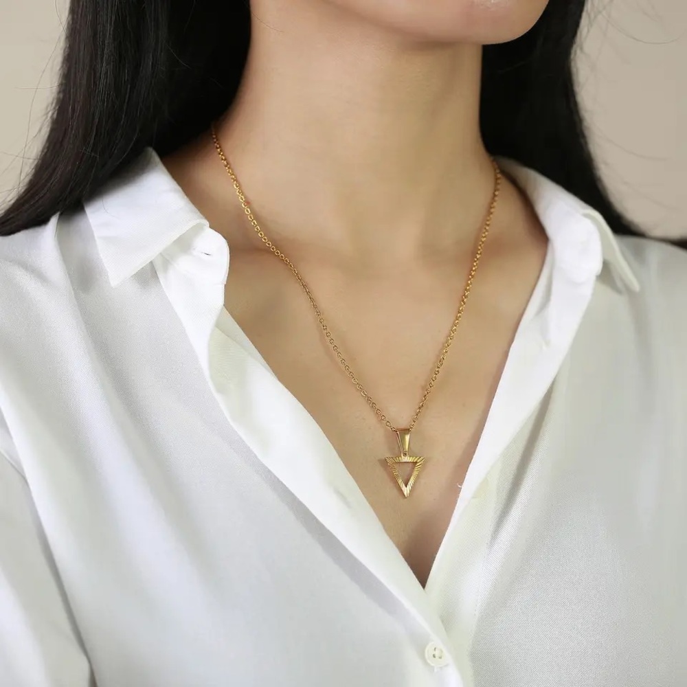 ◾️ 18K Gold Plated Textured Triangular Pendant Necklace - Unisex